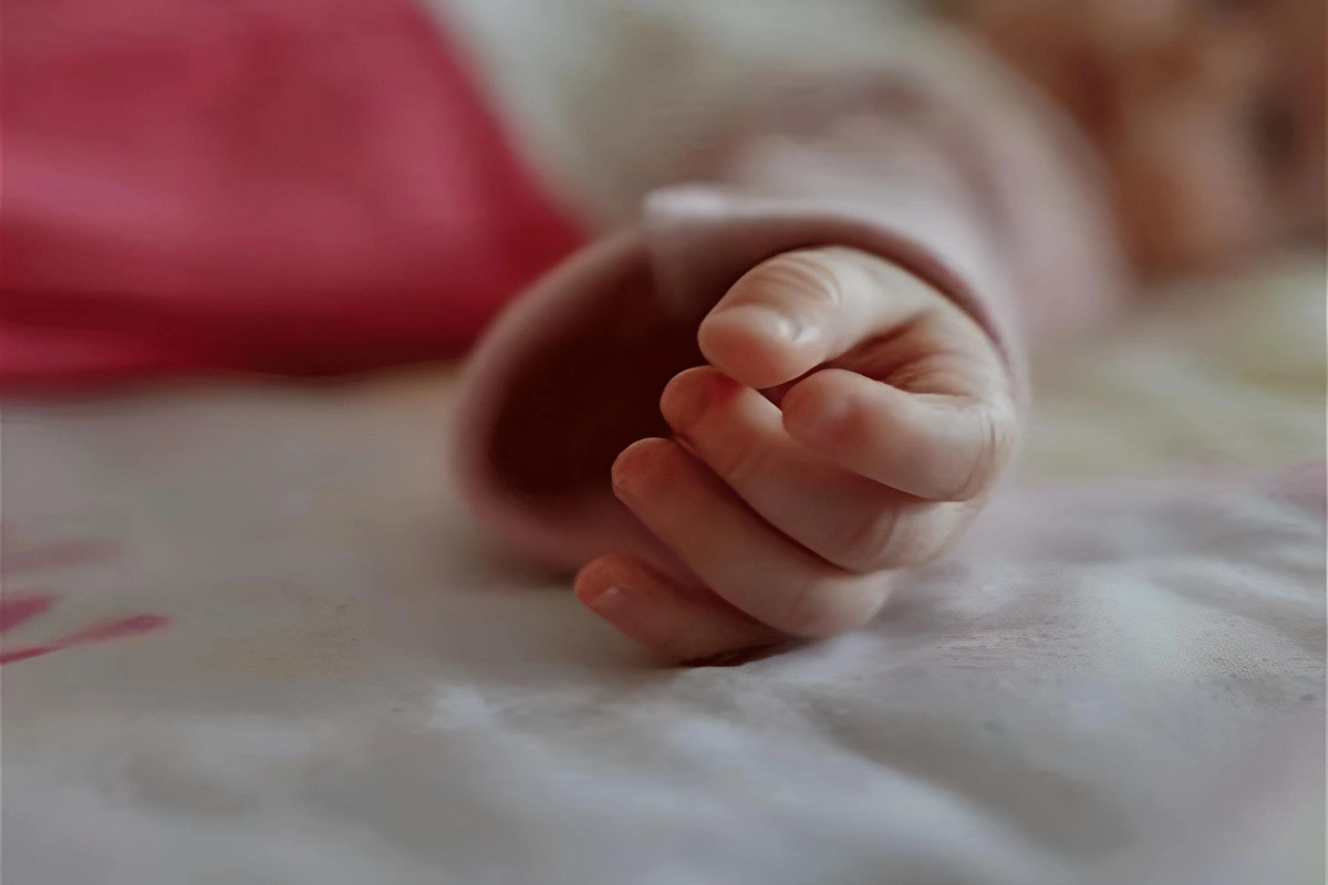 Azərbaycanda DƏHŞƏT: 7 aylıq körpə qızdırmadan öldü