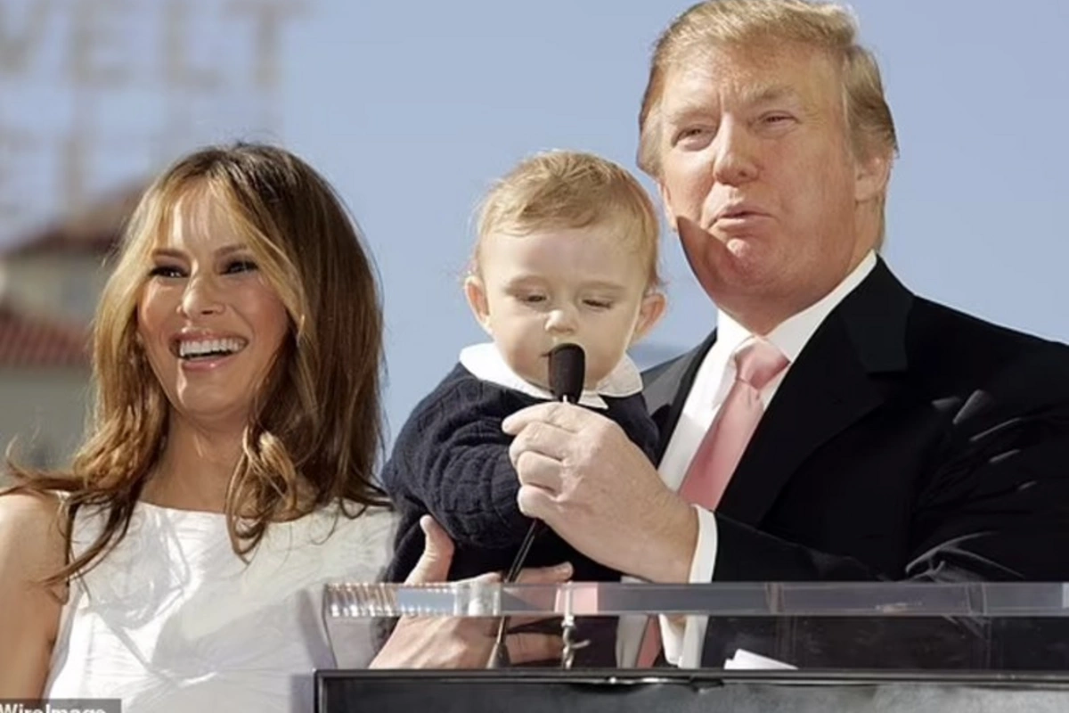 Donald Trampın kiçik oğlunun portfelinin qiyməti viral olub Donald Trampın kiçik oğlunun portfelinin qiyməti viral olub