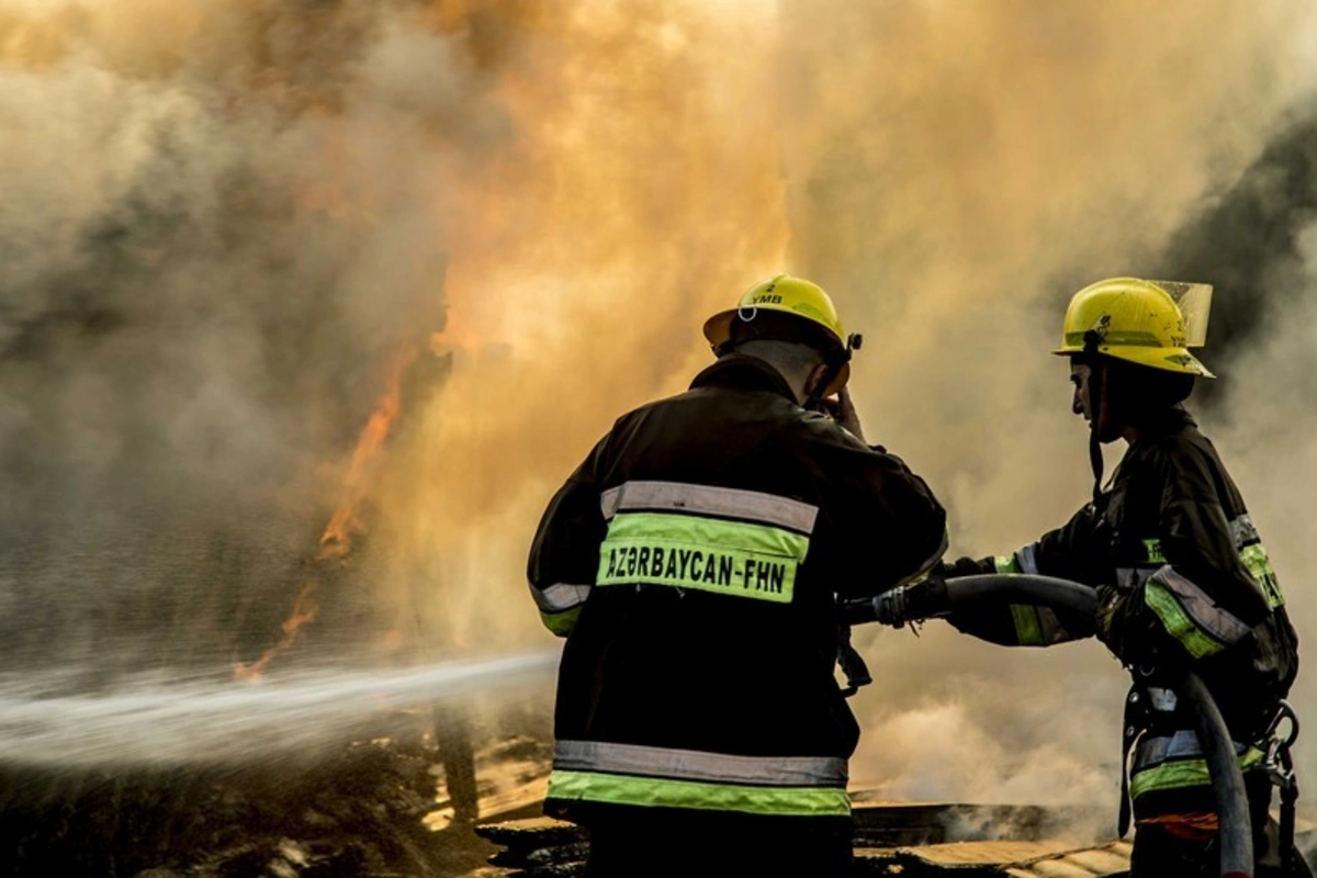 Fire in a multi-story building in Baku: 12 people evacuated