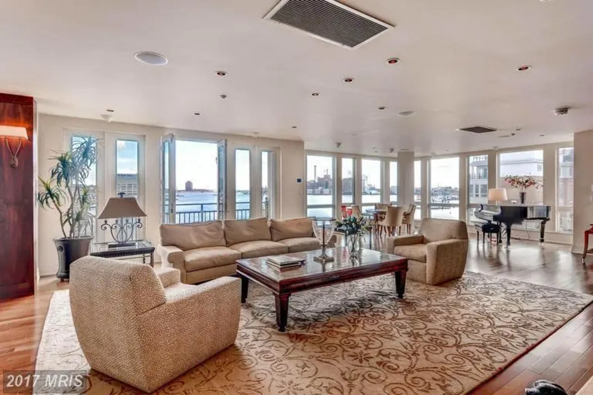 Evsiz qalan məşhur aktyor otellərdə yaşayır