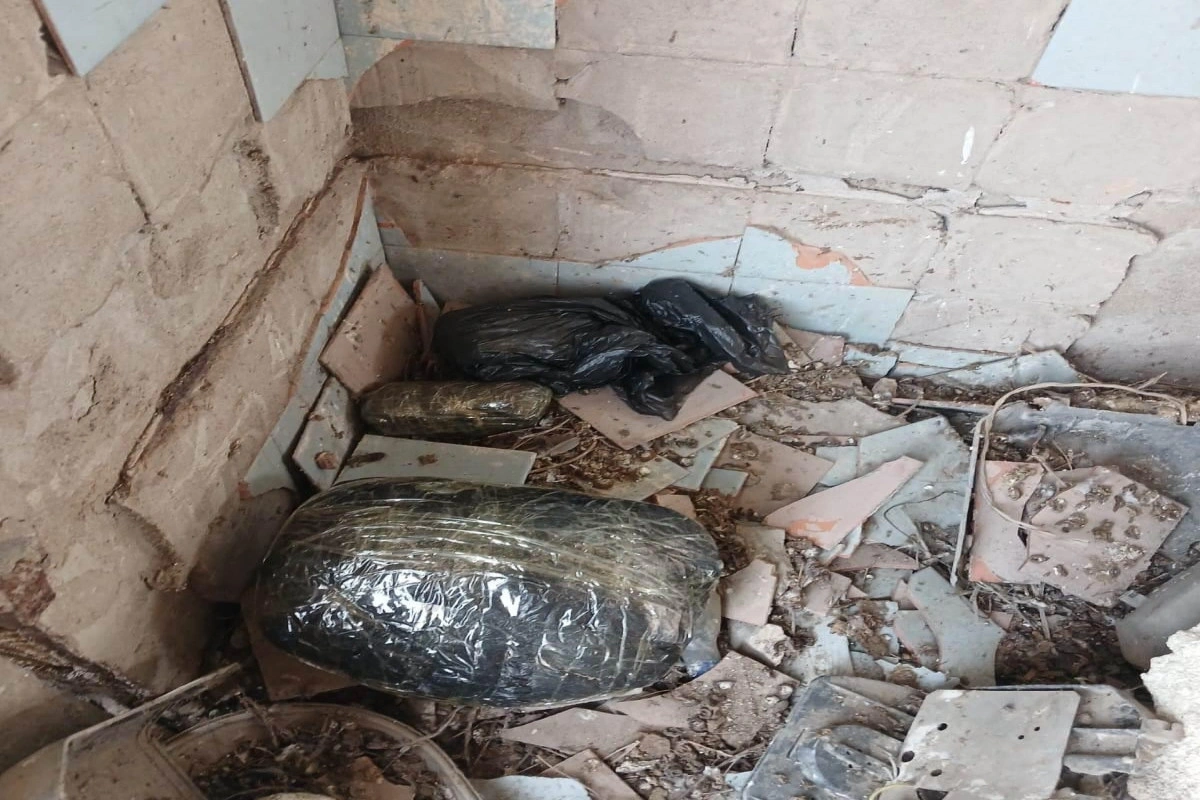 Salyanda köhnə tikilinin içərisində gizlədilmiş narkotik aşkarlandı Salyanda köhnə tikilinin içərisində gizlədilmiş narkotik aşkarlandı