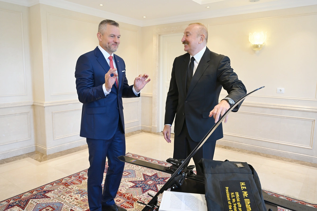 Peter Pelleqrini İlham Əliyevə xizək hədiyyə etdi
