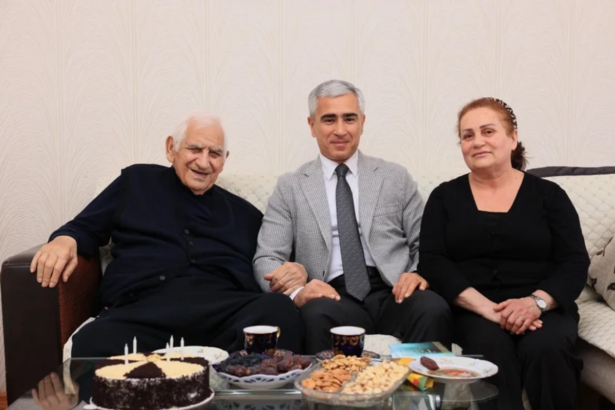 Anar Ələkbərov Xalq şairi Nəriman Həsənzadəni evində ziyarət edib