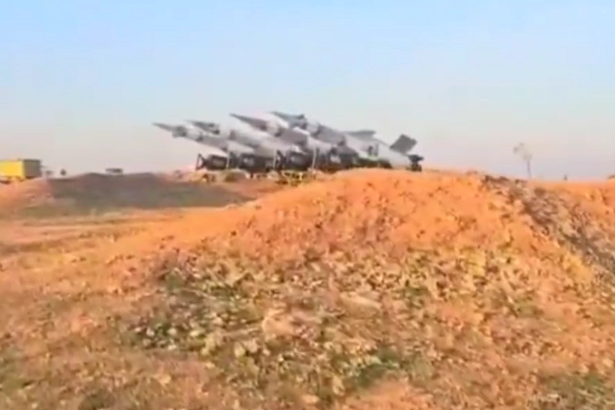 Hələbi ələ keçirən silahlılar S-125 kompeksini nümayiş etdirib Hələbi ələ keçirən silahlılar S-125 kompeksini nümayiş etdirib