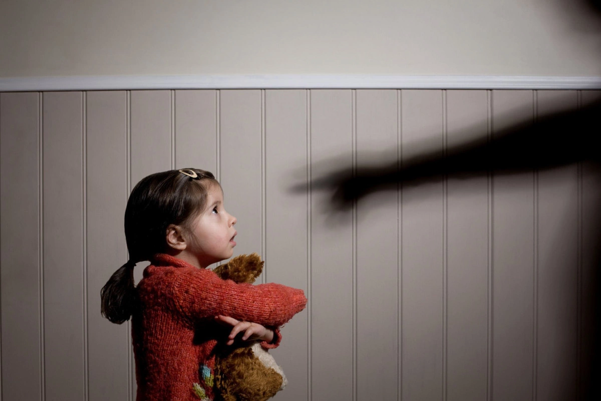 Uşağa tərbiyə məqsədilə zorakılıq göstərən şəxs cərimə olunacaq