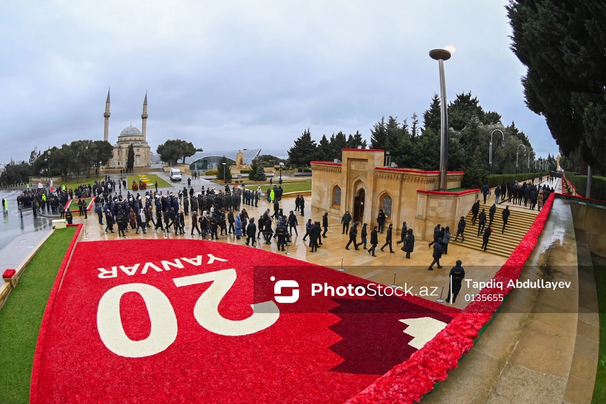 FHN kollektivi Ümumxalq Hüzn Günü ilə əlaqədar Şəhidlər xiyabanını ziyarət edib