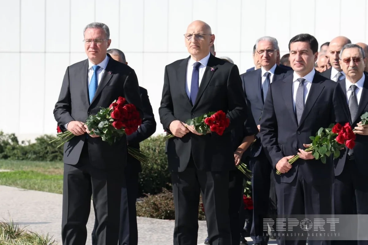 Dövlət və hökumət rəsmiləri Bakıdakı Zəfər parkında olublar