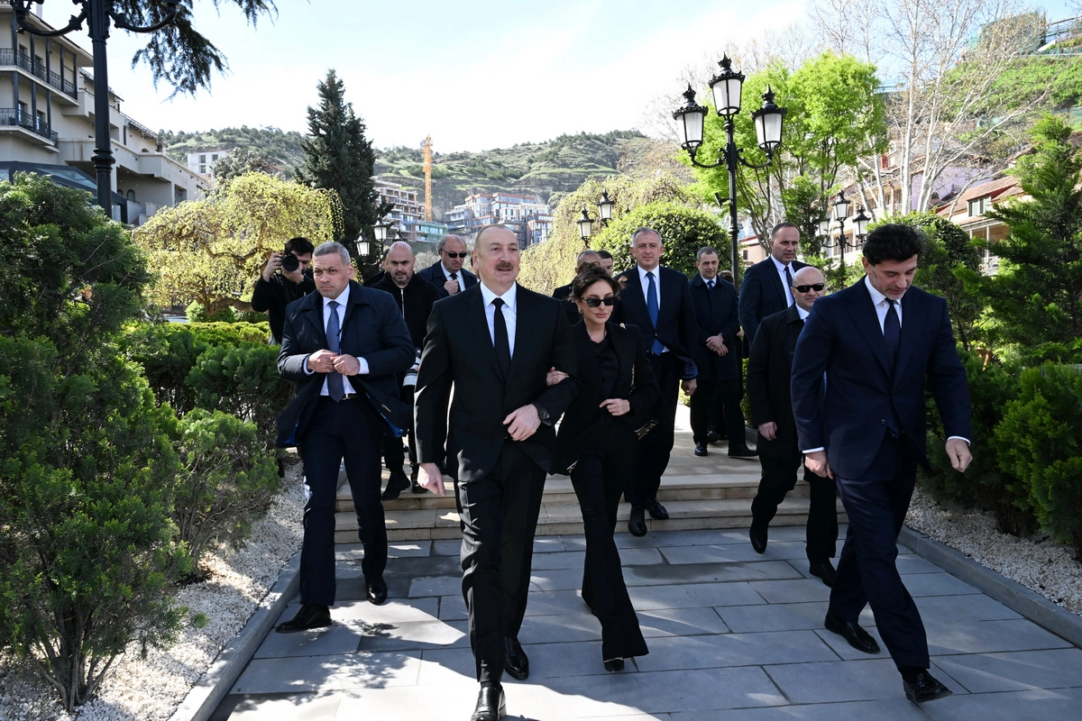 İlham Əliyev Tbilisidə Ümummilli Lider Heydər Əliyevin abidəsini ziyarət edib
