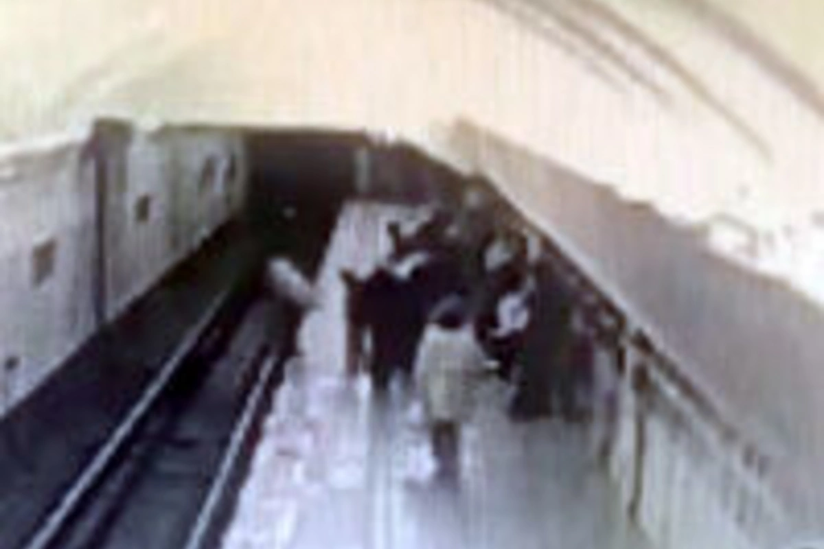 Qonşu ölkə metrosunda DƏHŞƏT - Yaşlı qadın 13 yaşlı qızı relslərə itələdi - ANBAAN VİDEO