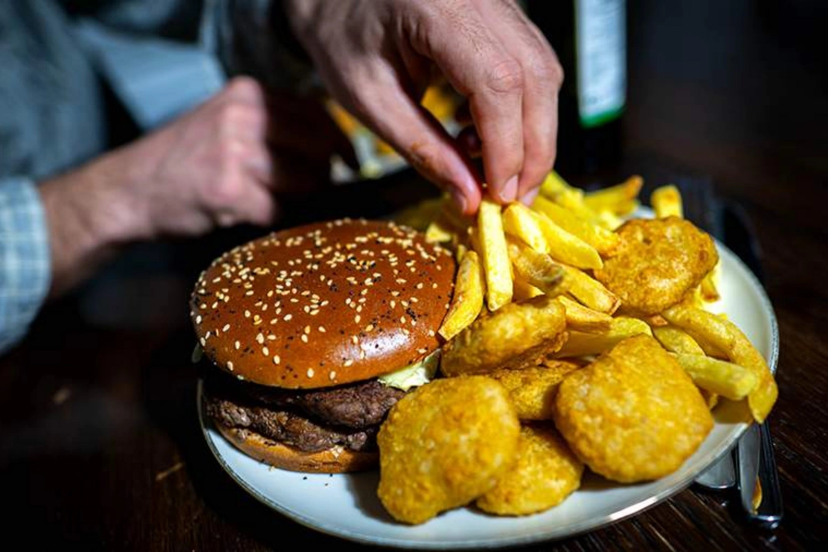 Врач поделилась советами правильного употребления вредных продуктов