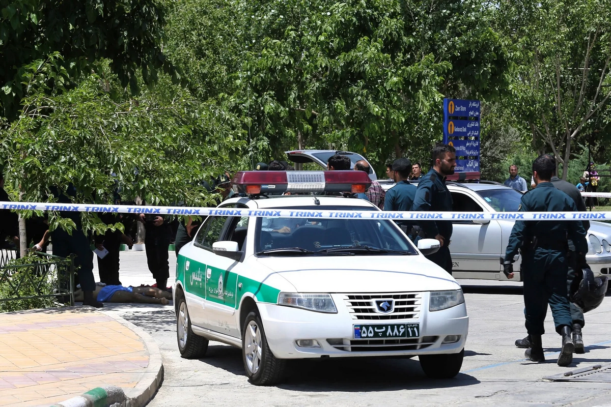 Tehranda etirazçılar polis avtomobillərini yararsız hala salırlar - ANBAAN GÖRÜNTÜ