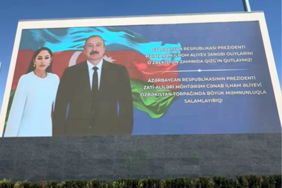 İlham Əliyevin Özbəkistana dövlət səfəri ilə bağlı qarşılanma bannerləri yerləşdirilib