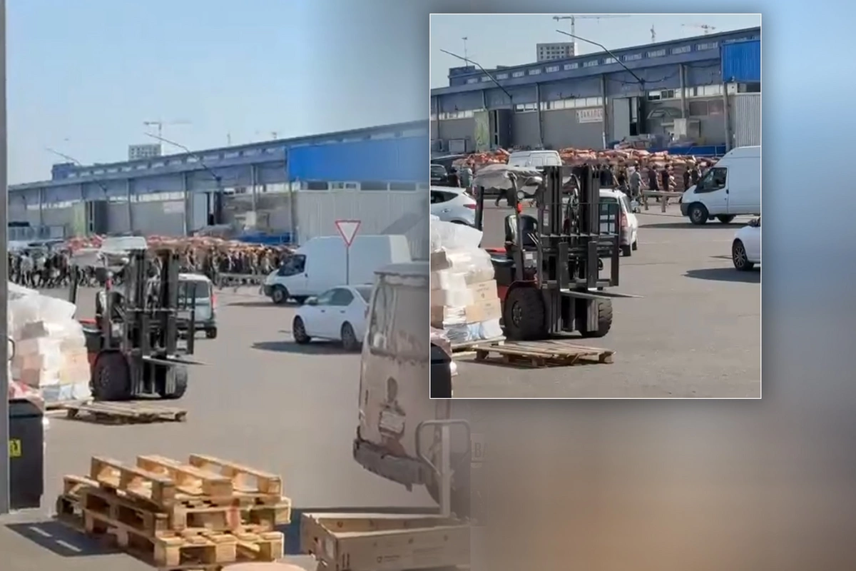 OMON Moskva bazarında azərbaycanlıları kütləvi şəkildə saxlayıb - ANBAAN KADRLAR OMON Moskva bazarında azərbaycanlıları kütləvi şəkildə saxlayıb - ANBAAN KADRLAR