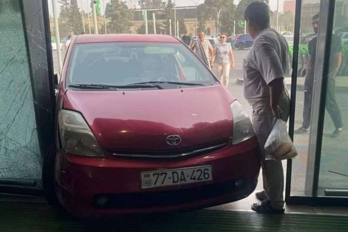 Bakıda Prius marketə ÇIRPILDI