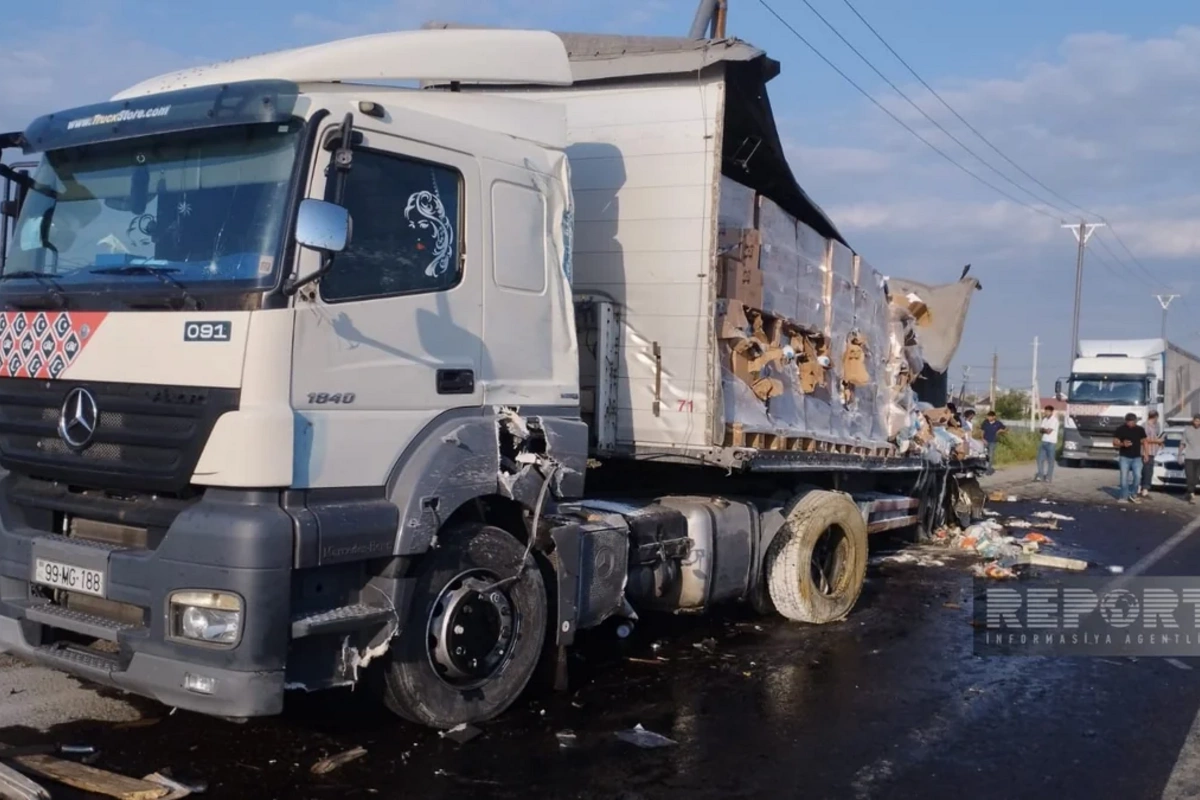Kürdəmirdə iki yük maşını toqquşub, mallar yola dağılıb