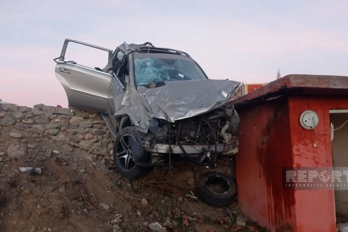 Göygöldə Mercedes divara çırpılıb, iki nəfər ölüb
