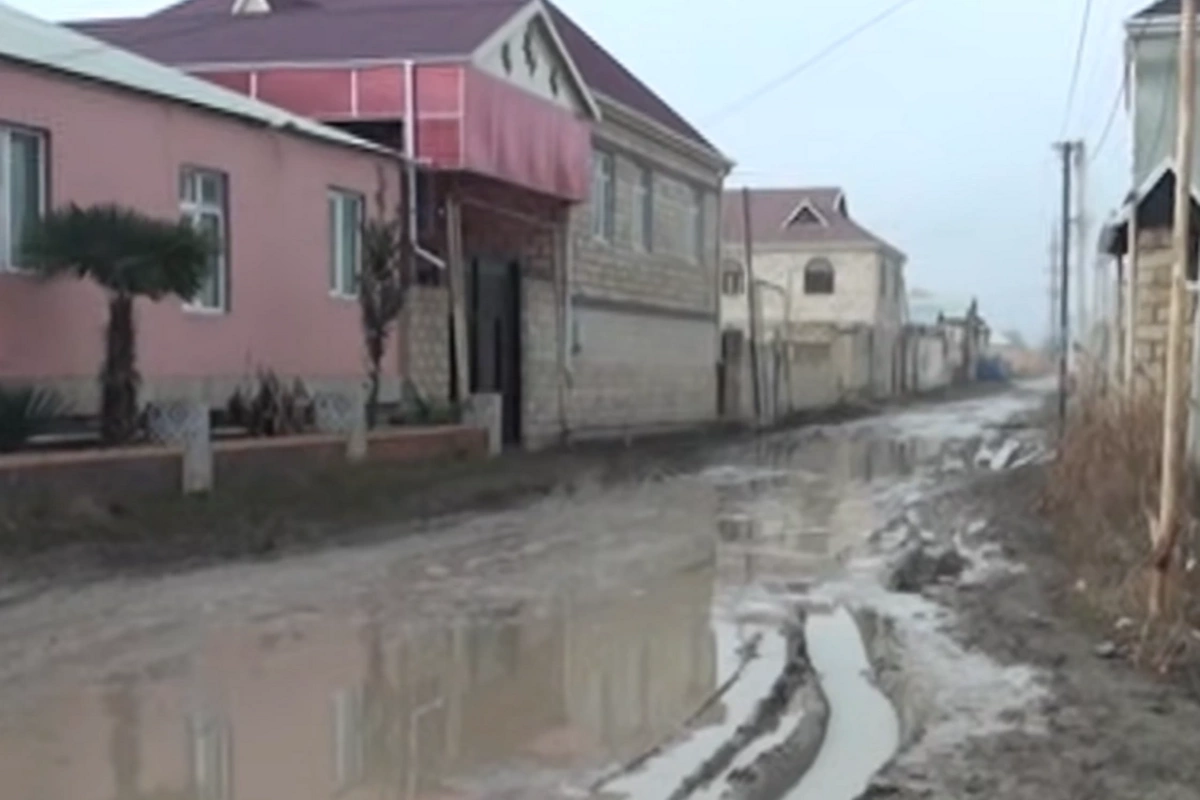 Yevlaxda YOL PROBLEMİ: Xəstələnəndə təcili yardıma zəng edirik, deyirlər ki, biz oraya gələ bilmərik