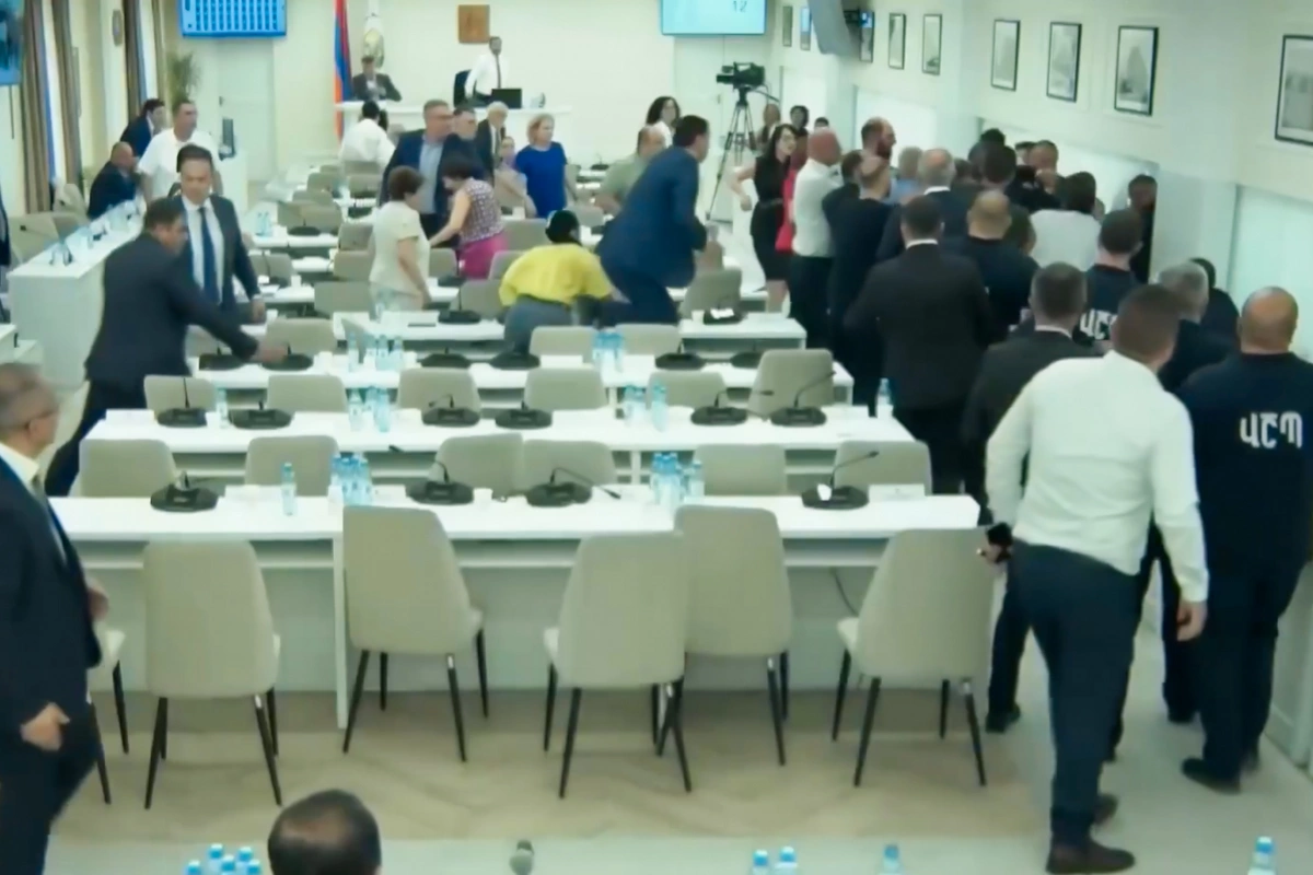İrəvan meriyasında iclas zamanı dava düşüb