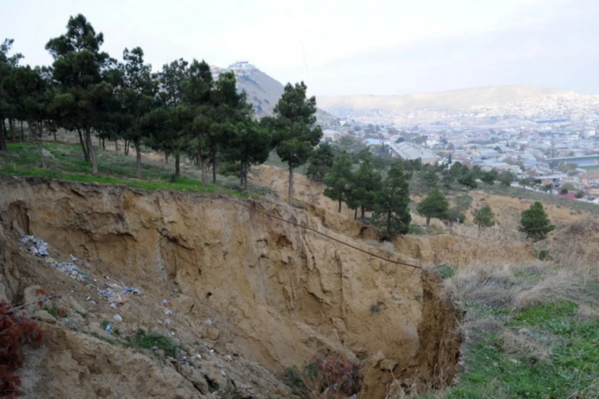 Gəncə prospektində sürüşmə baş verib, mütəxəssislər hadisə yerinə gedib