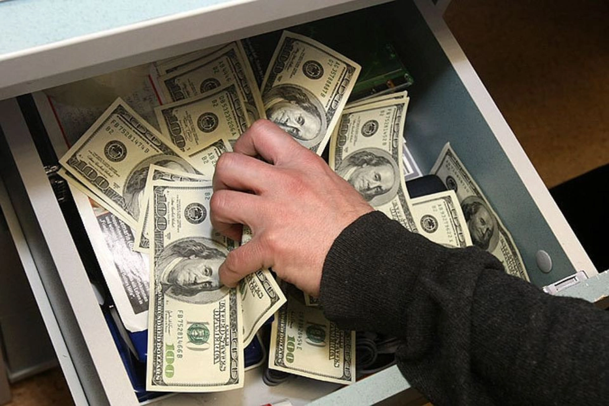 Atasının 7 300 dollarını oğurlayan şəxs SAXLANILDI