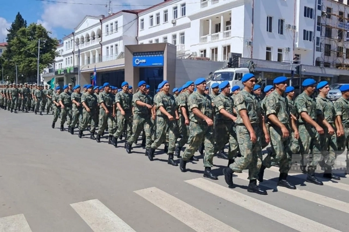 Bölgələrdə Zəfər Günü ilə bağlı hərbçilərin yürüşü keçirilir