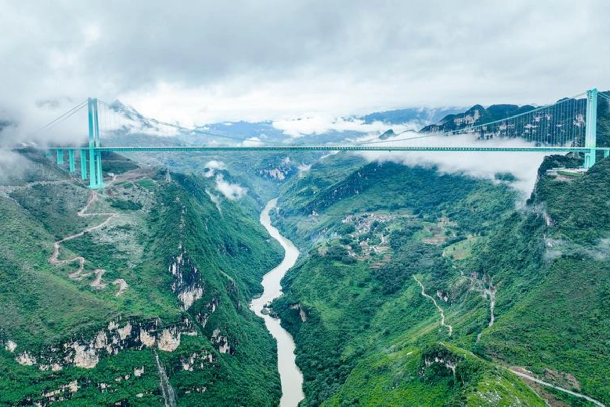 The world's tallest bridge has been put into operation