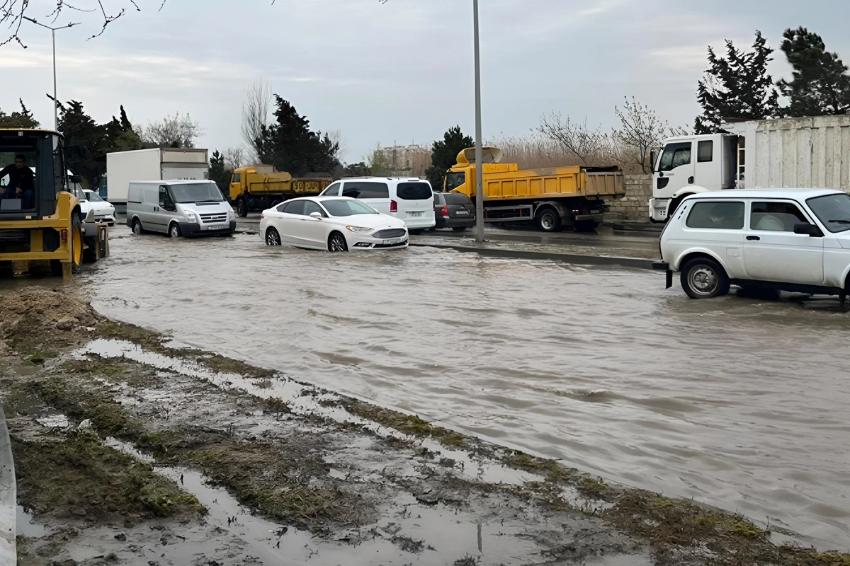 Bu yol niyə suyun içindədir? - Nömrələr itir, təkərlər cırılır, maşınlar sönür...