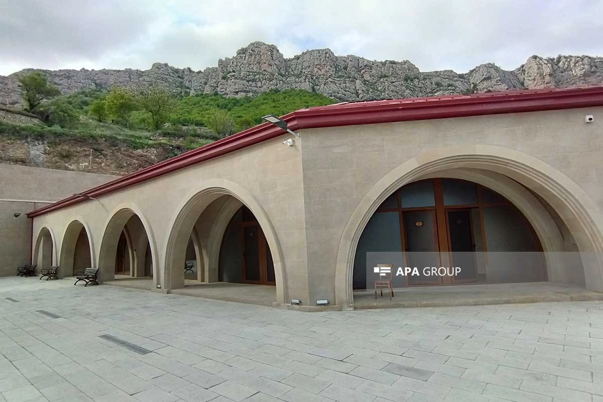 Daşaltı məscidi Qarabağ memarlıq məktəbinin ənənələrinə uyğun inşa olunub