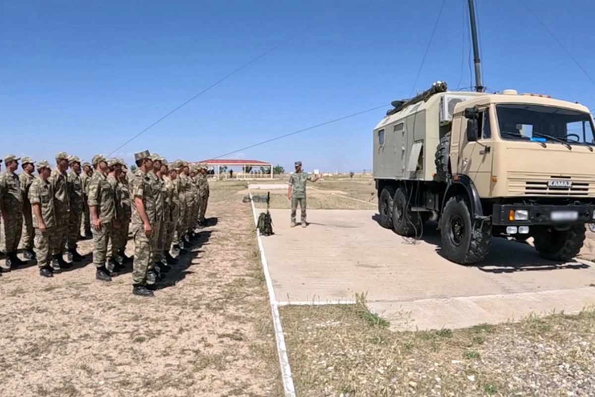 Hərbi vəzifəlilər təlim toplanışında praktiki atış çalışmaları icra ediblər