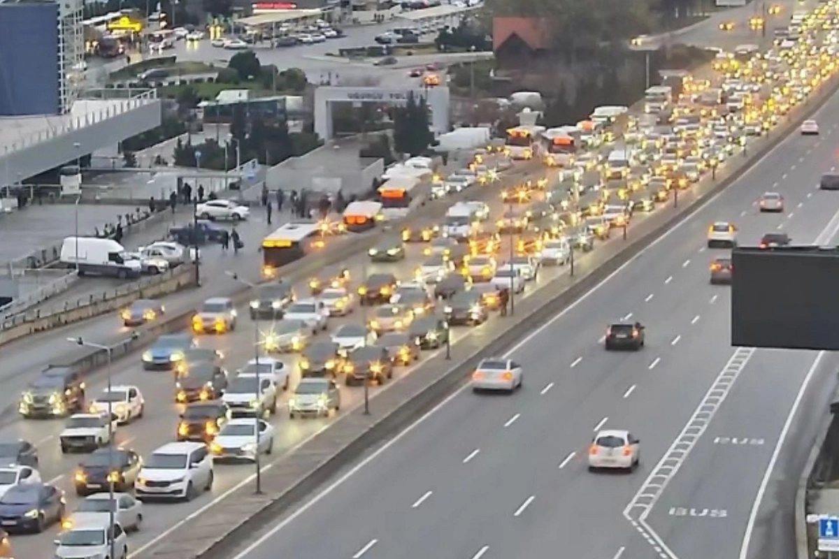 Bakının bir sıra yollarında tıxac yaranıb