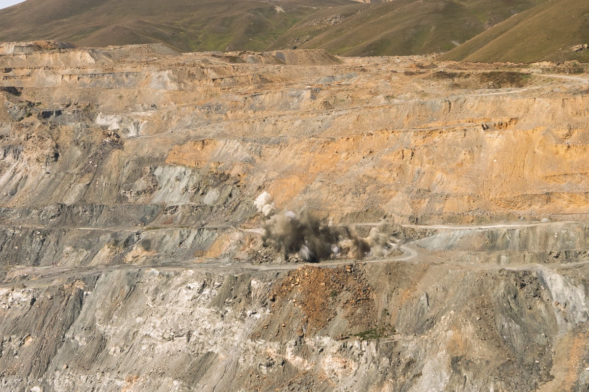 AzerGold провел первые буровзрывные работы на месторождении золота Сёюдлю