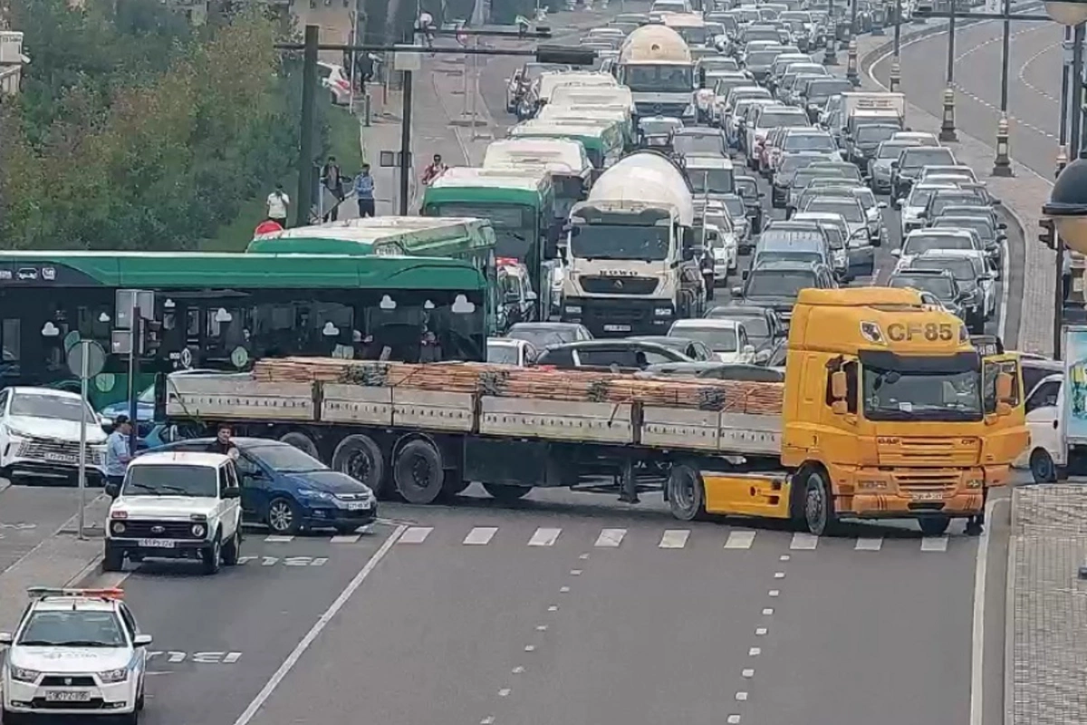8 Noyabr-da yolu bağlayan yük maşını ərazidən aparıldı