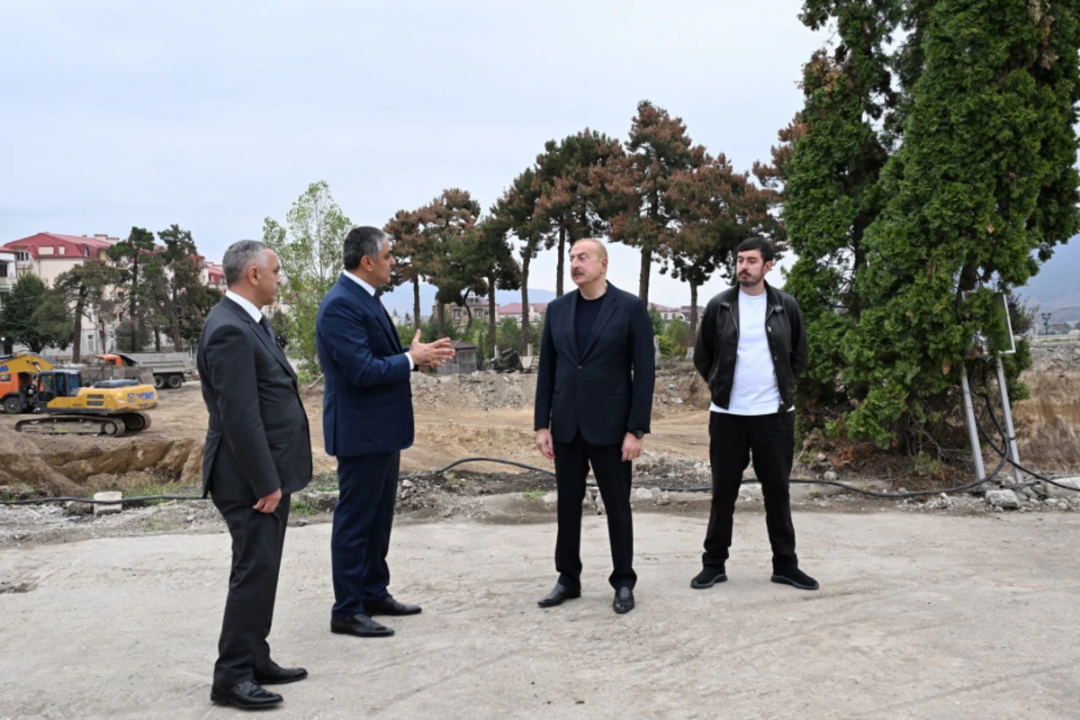 Prezident İlham Əliyev Xankəndi şəhərinin Zəfər meydanında Konqres Mərkəzinin tikintisi ilə tanış olub Prezident İlham Əliyev Xankəndi şəhərinin Zəfər meydanında Konqres Mərkəzinin tikintisi ilə tanış olub