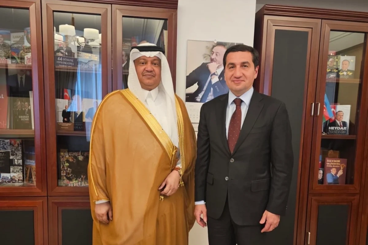 Hikmət Hacıyev Səudiyyə Ərəbistanının Azərbaycandakı səfiri ilə görüşüb