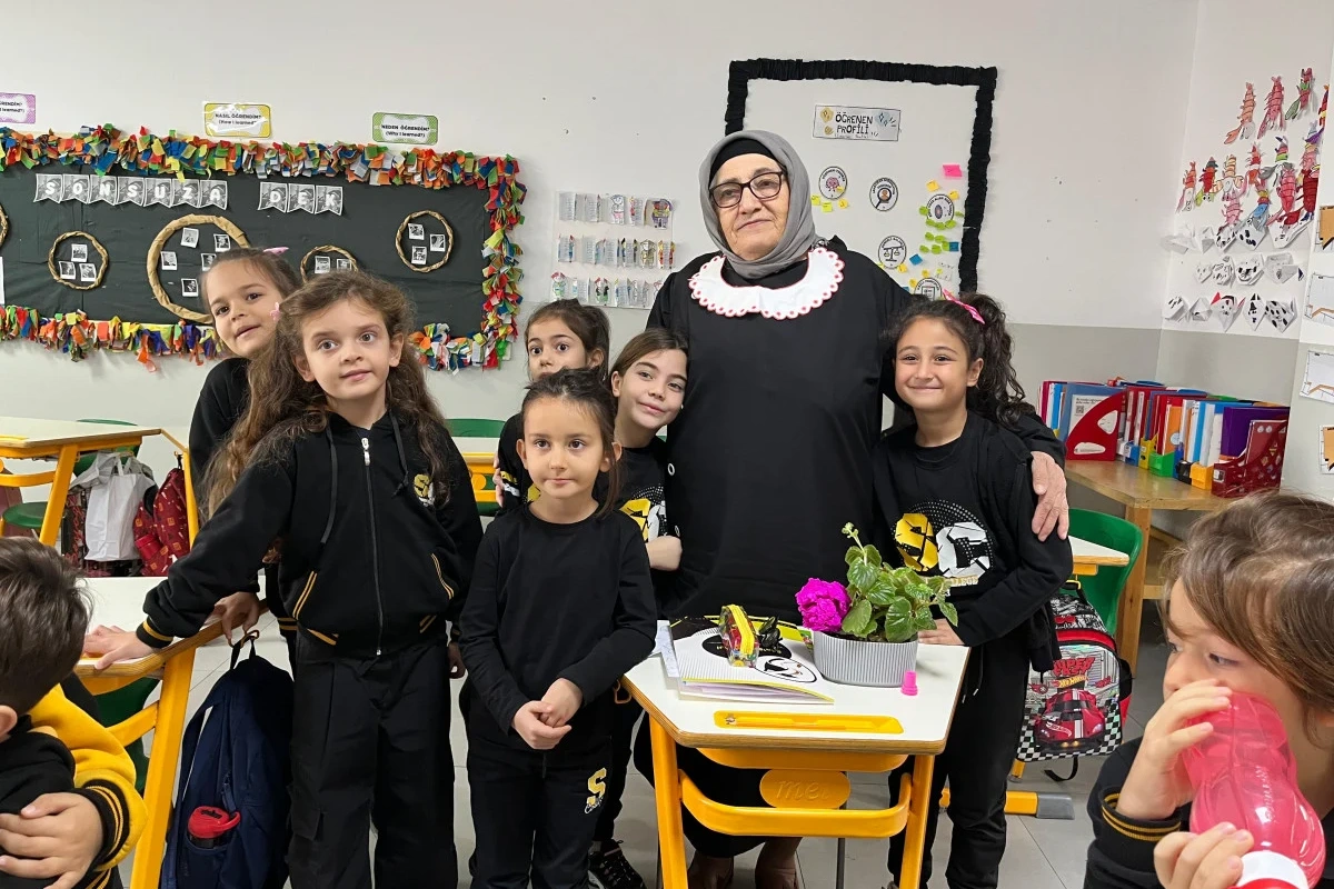 Atası icazə vermədiyi üçün oxumayan qadın 81 yaşında məktəbə başladı Atası icazə vermədiyi üçün oxumayan qadın 81 yaşında məktəbə başladı