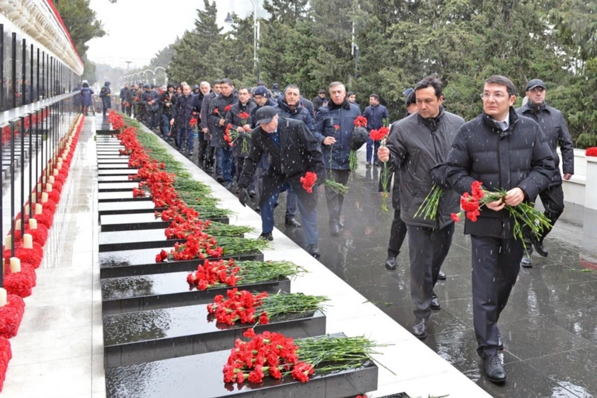 İqtisadiyyat Nazirliyinin kollektivi Şəhidlər xiyabanını ziyarət edib