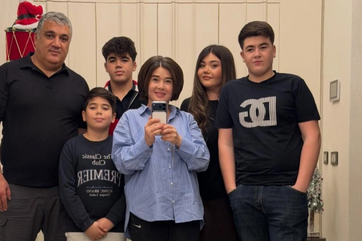 Elnarə Xəlilova ailəsi ilə birgə fotosunu paylaşdı