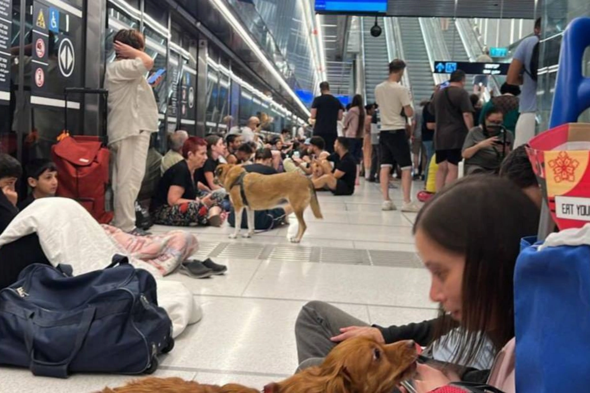 Təl-Əviv sakinləri raket zərbələrindən qorunmaq üçün metrodan istifadə edirlər Təl-Əviv sakinləri raket zərbələrindən qorunmaq üçün metrodan istifadə edirlər