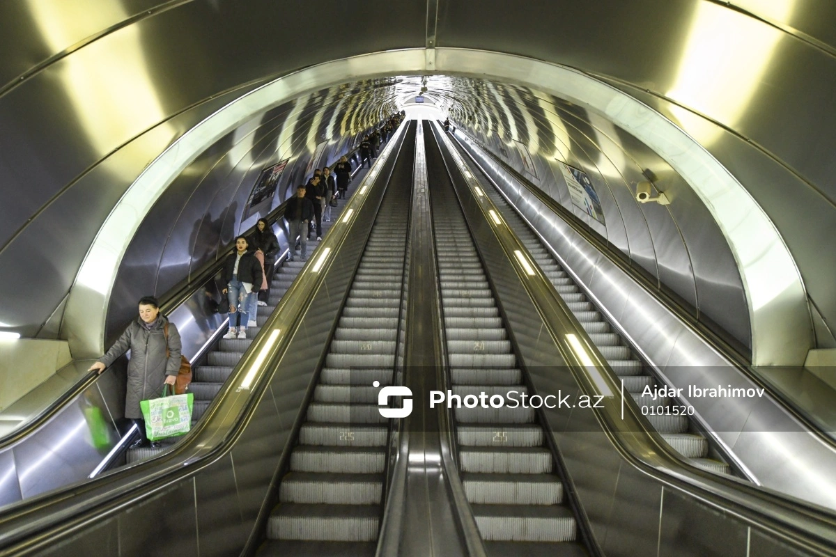 Metroda HƏYƏCANLI ANLAR: Ana və övladları ilk dəfə istifadə etdikləri eskalatordan yıxıldılar Metroda HƏYƏCANLI ANLAR: Ana və övladları ilk dəfə istifadə etdikləri eskalatordan yıxıldılar