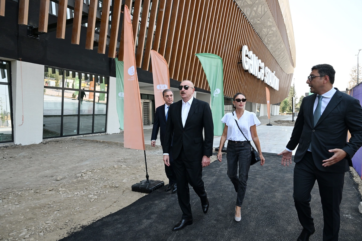 Prezident və birinci xanım Gəncə stadionunda tikinti işlərinin gedişi ilə tanış olublar
