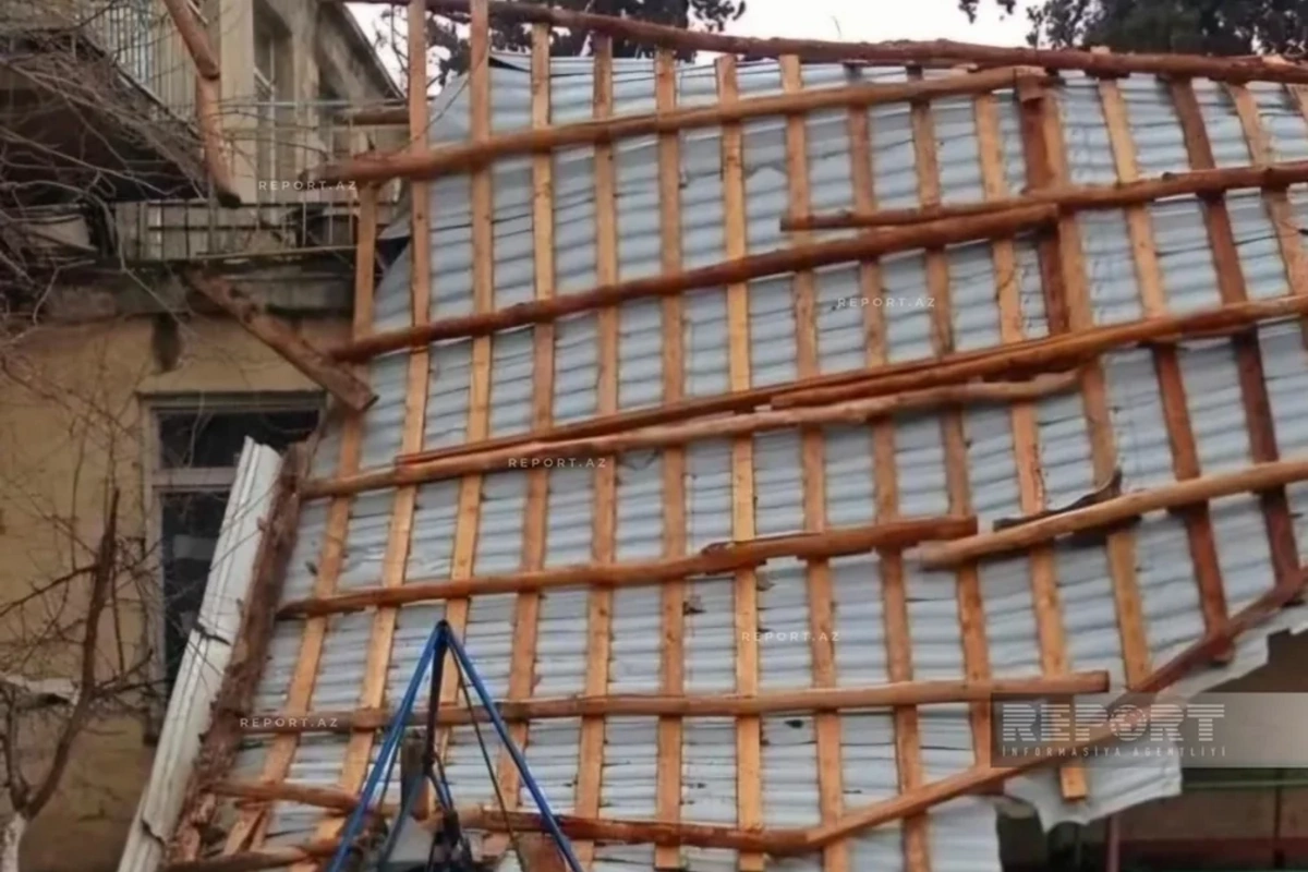 Gəncədə güclü külək uşaq bağçasının dam örtüyünü uçurub