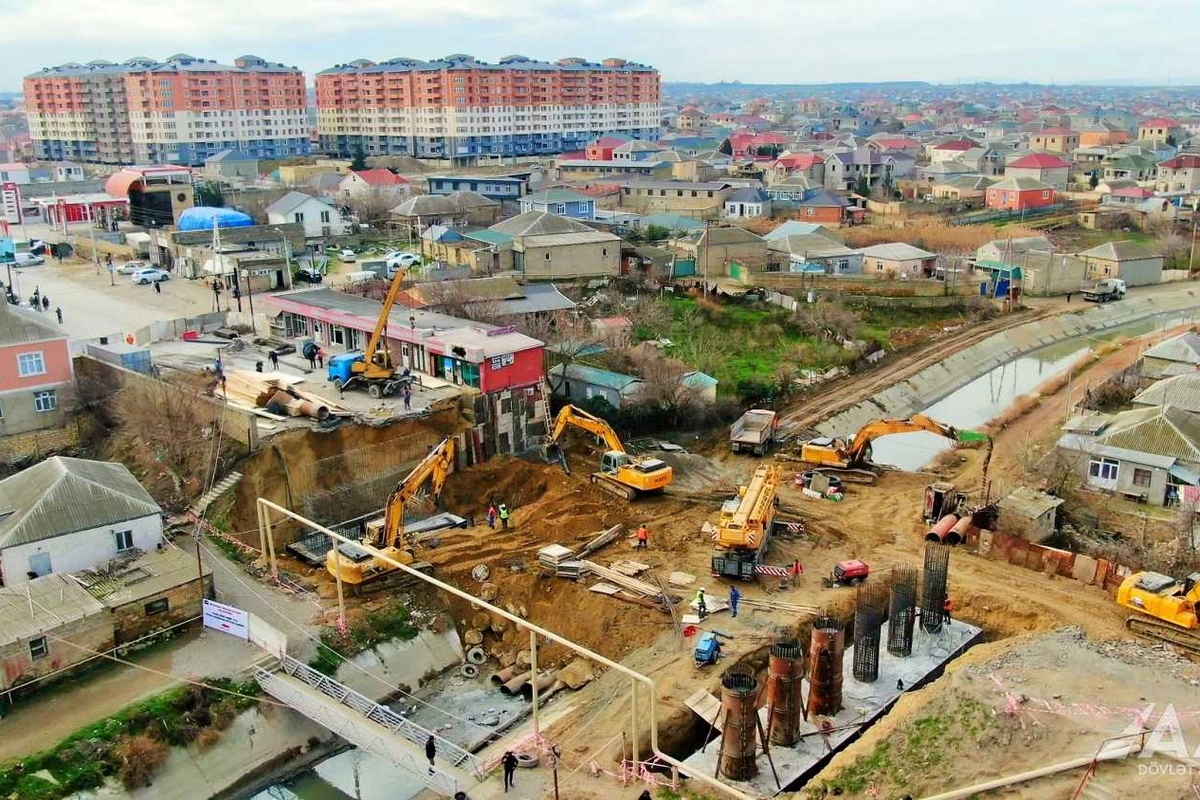 Sumqayıt şəhərini Saray qəsəbəsi ilə birləşdirən körpünün tikintisi davam edir Sumqayıt şəhərini Saray qəsəbəsi ilə birləşdirən körpünün tikintisi davam edir