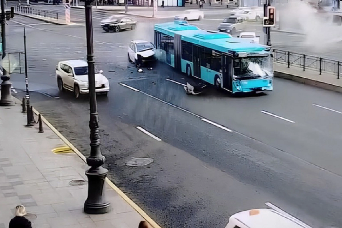 Sankt-Peterburqda yol qəzası nəticəsində 25 nəfər xəsarət alıb