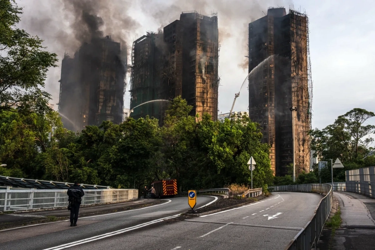 Самый смертоносный пожар Гонконга унес уже 75 жизней