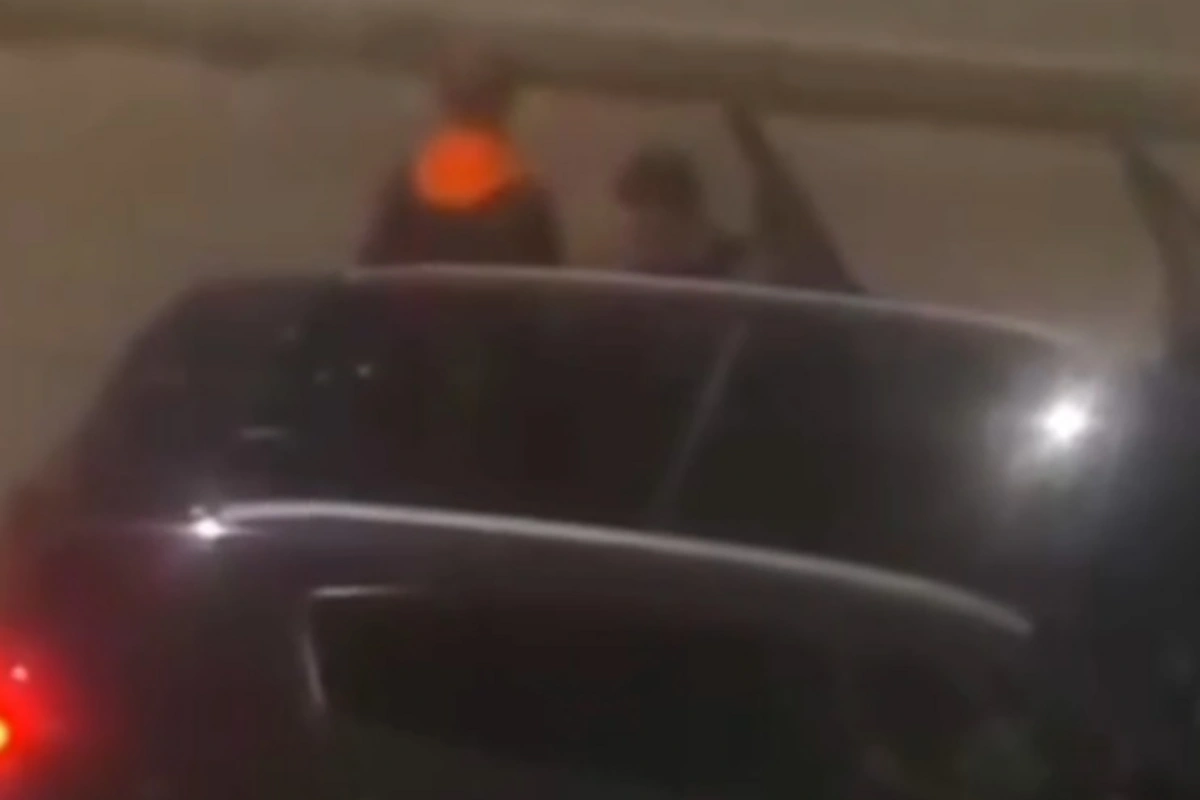 На Ясамале двое мужчин насильно усадили женщину в автомобиль На Ясамале двое мужчин насильно усадили женщину в автомобиль