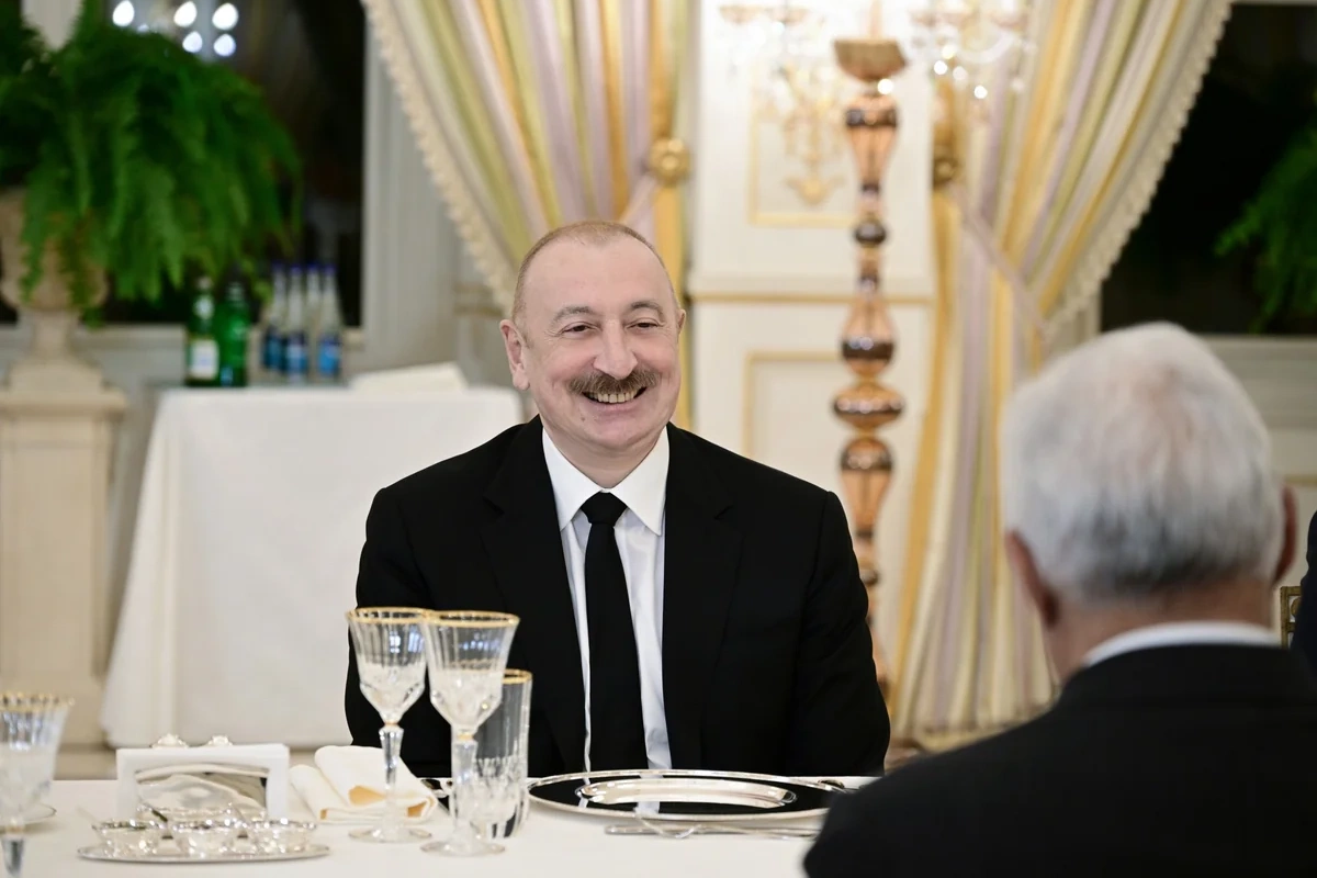 Prezident İlham Əliyevin Aİ Şurasının Prezidenti ilə rəsmi nahar əsnasında geniş tərkibdə görüşü olub