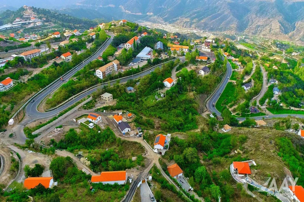 Azad edilmiş ərazilərdə 3 min km-dən artıq yol salınıb Azad edilmiş ərazilərdə 3 min km-dən artıq yol salınıb