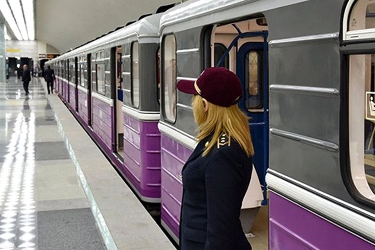 Bakı metrosunda iki qadının halı pisləşdi Bakı metrosunda iki qadının halı pisləşdi