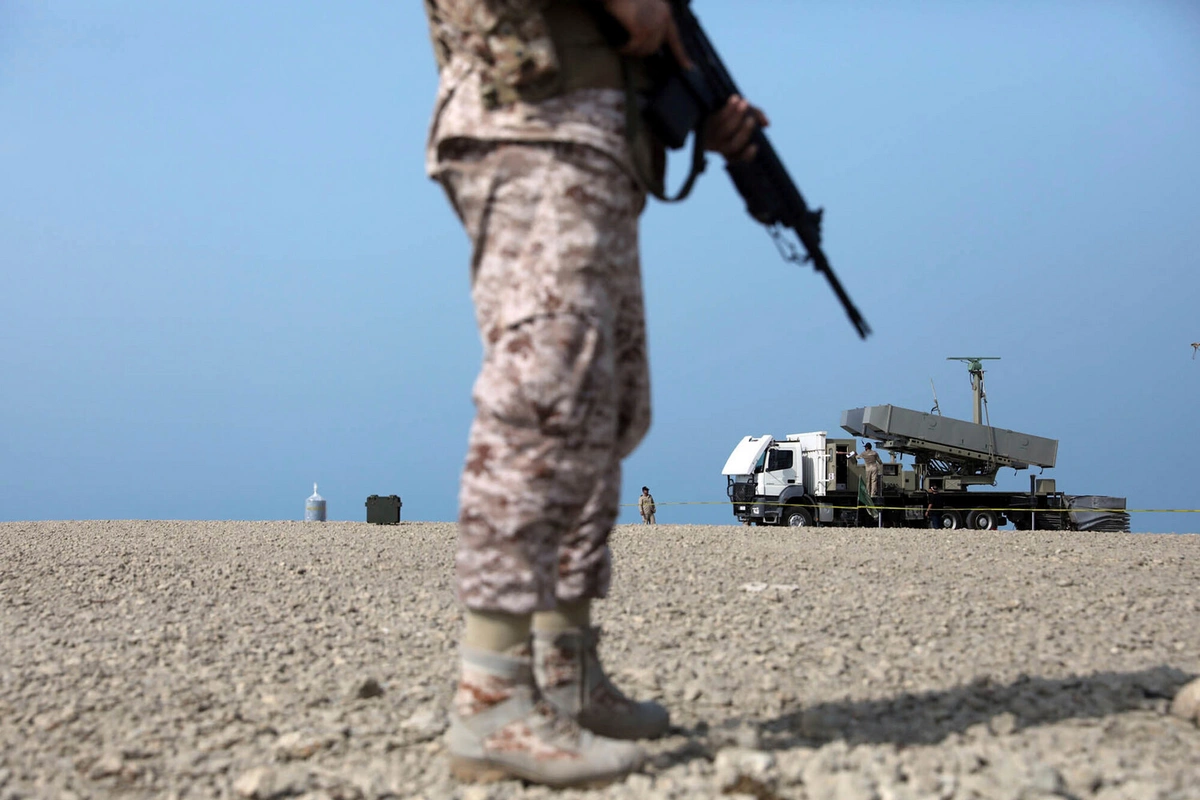 İran BƏƏ-dəki neft yatağına və Küveytdəki ABŞ bazasına hücum edib