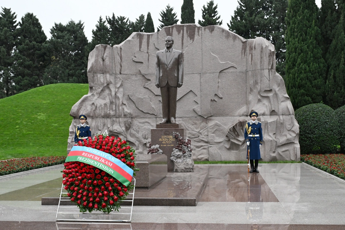 Prezident İlham Əliyev və birinci xanım Mehriban Əliyeva Ümummilli Lider Heydər Əliyevin məzarını ziyarət ediblər